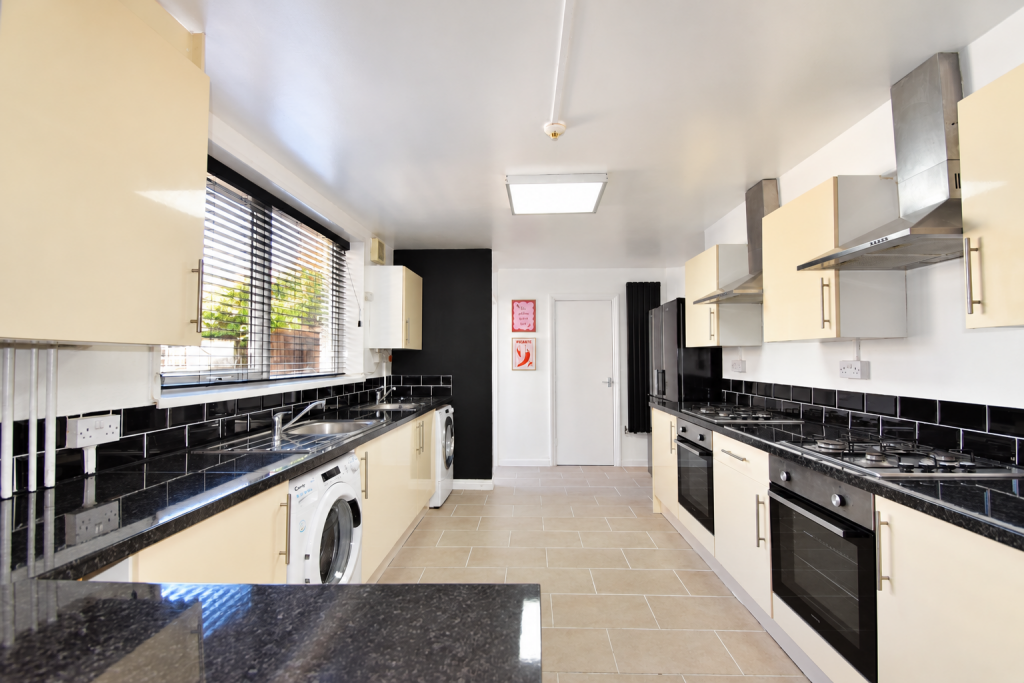 8 bed Detached for rent in Cardiff. From 2 Let 2 - Cardiff