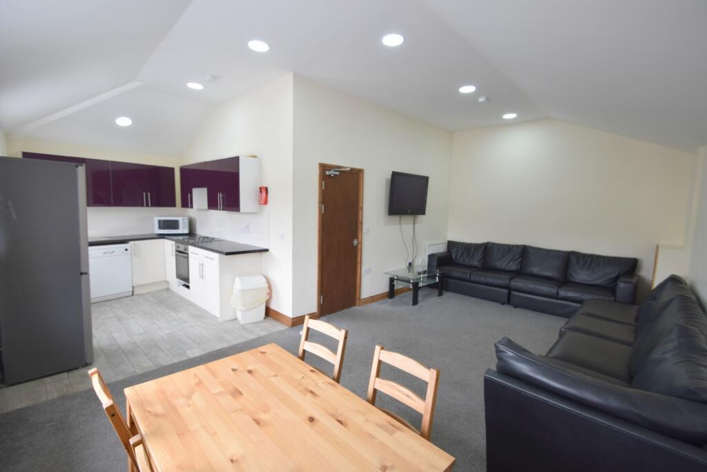 8 bed 1st Floor Flat for rent in Cardiff. From 2 Let 2 - Cardiff