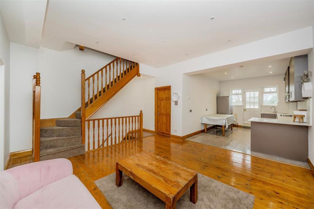 3 bed 1st Floor Flat for rent in Deptford. From Dexters - New Cross