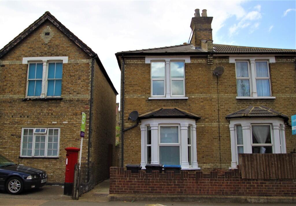 4 bed Semi Detached for rent in Kingston upon Thames. From Greenfield Estate Agents - Surbiton 4 bed Semi Detached for rent in Kingston upon Thames. From Greenfield Estate Agents - Surbiton