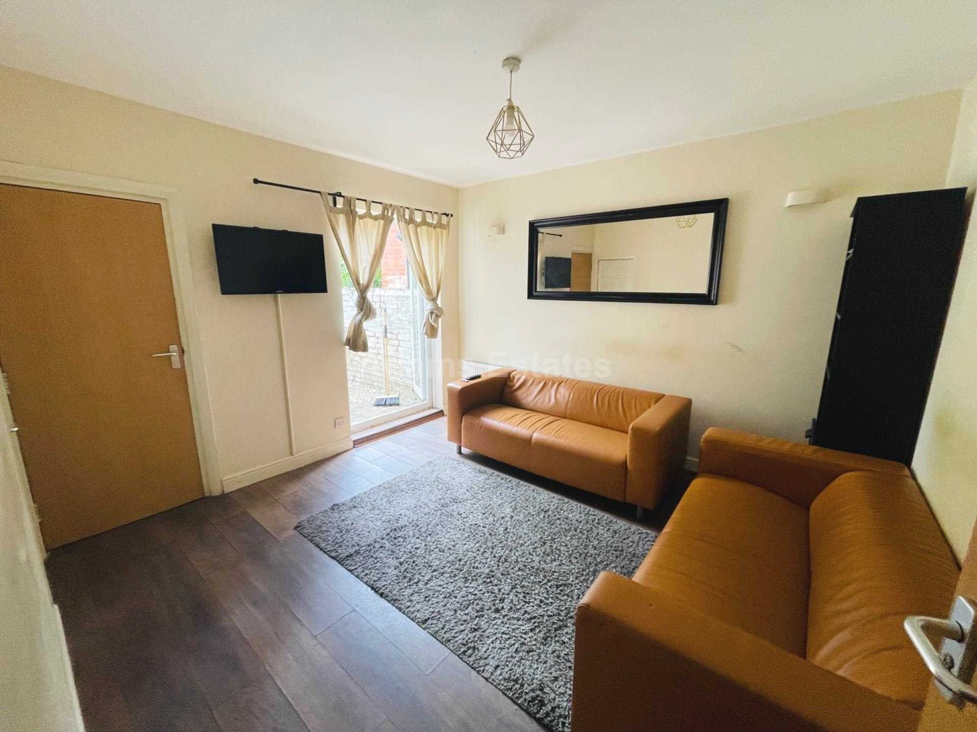 6 bed Mid Terraced House for rent in Reading. From Student Holmes - University Office