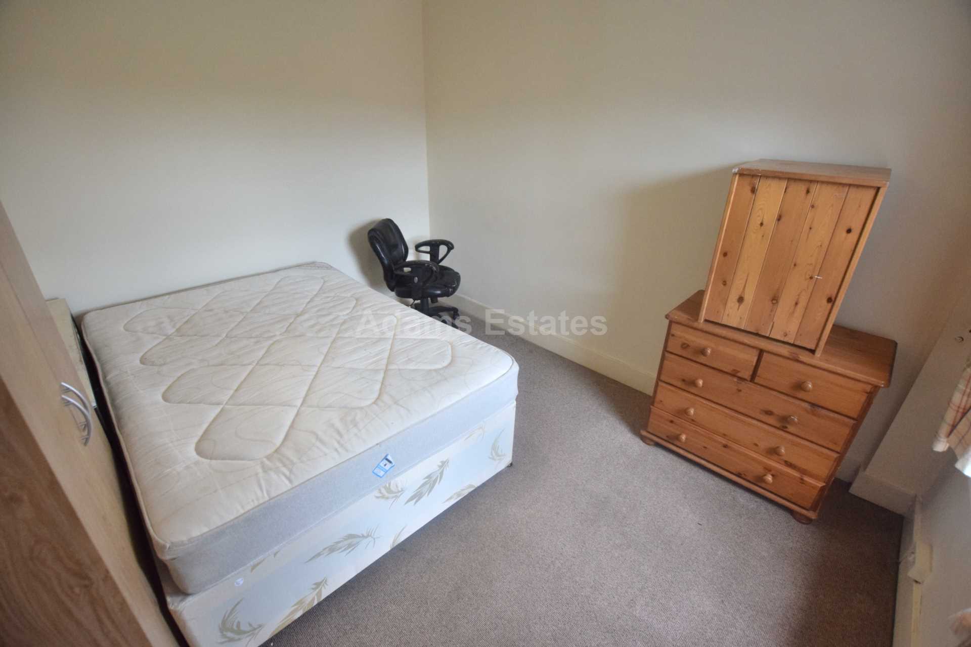4 bed Mid Terraced House for rent in Reading. From Student Holmes - University Office