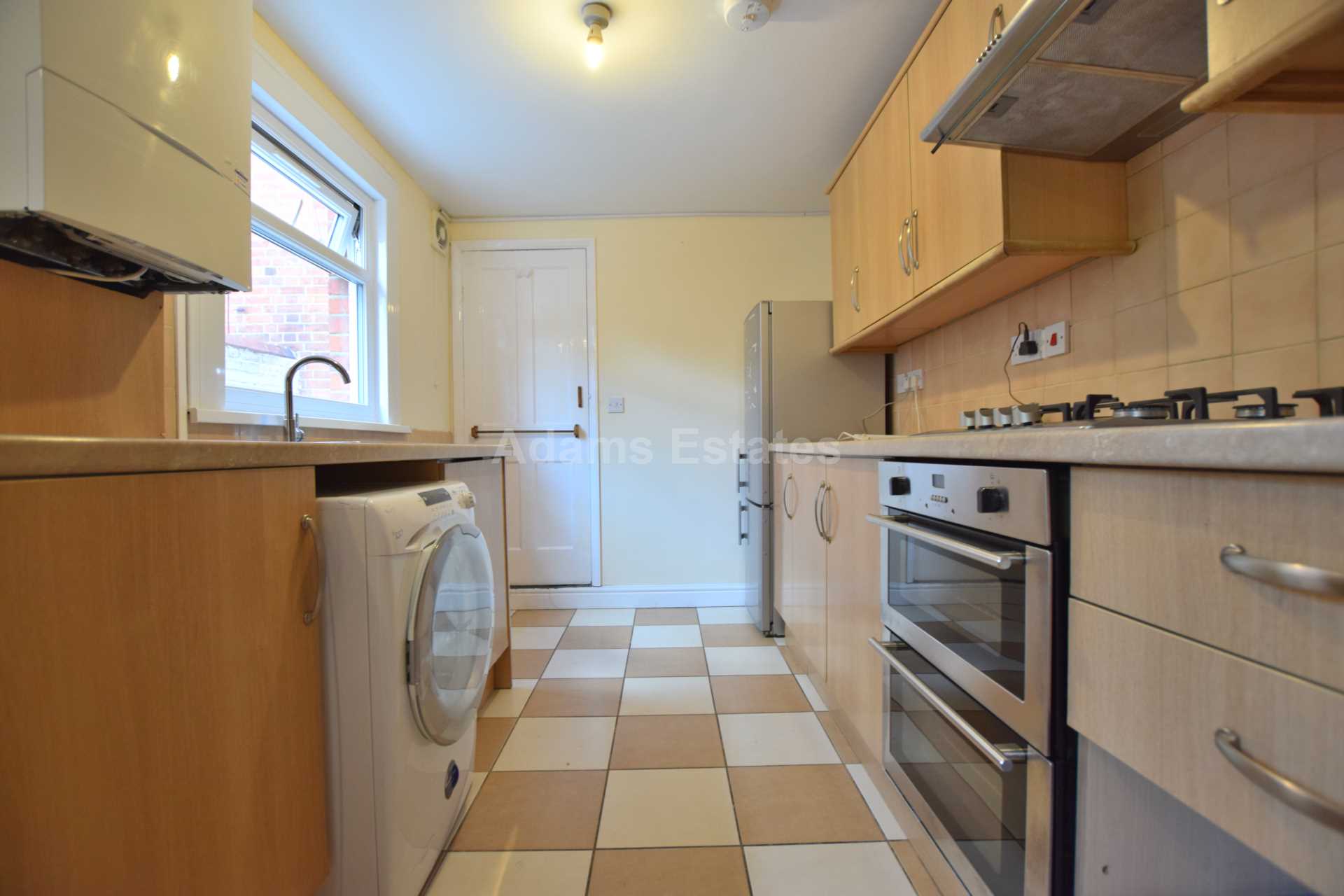 4 bed Mid Terraced House for rent in Reading. From Student Holmes - University Office