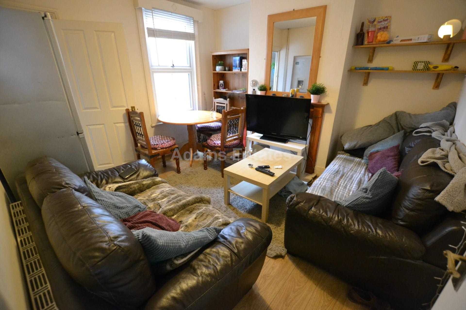 4 bed Mid Terraced House for rent in Reading. From Student Holmes - University Office