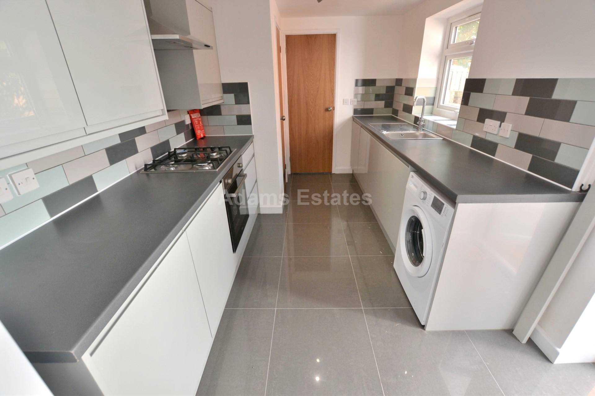 5 bed Mid Terraced House for rent in Reading. From Student Holmes - University Office