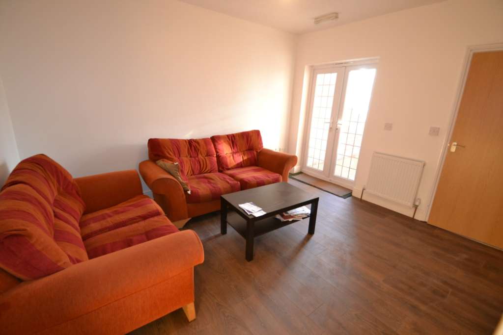 5 bed Mid Terraced House for rent in Reading. From Student Holmes - University Office