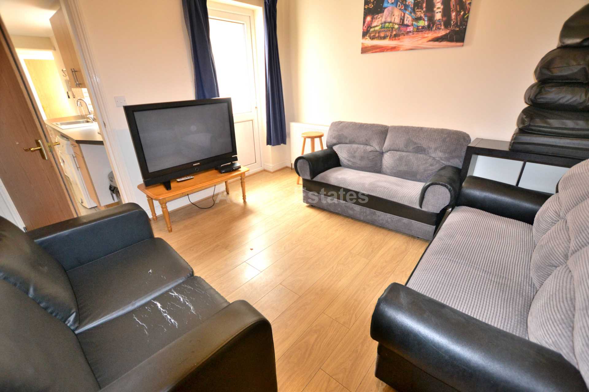 6 bed Mid Terraced House for rent in Reading. From Student Holmes - University Office
