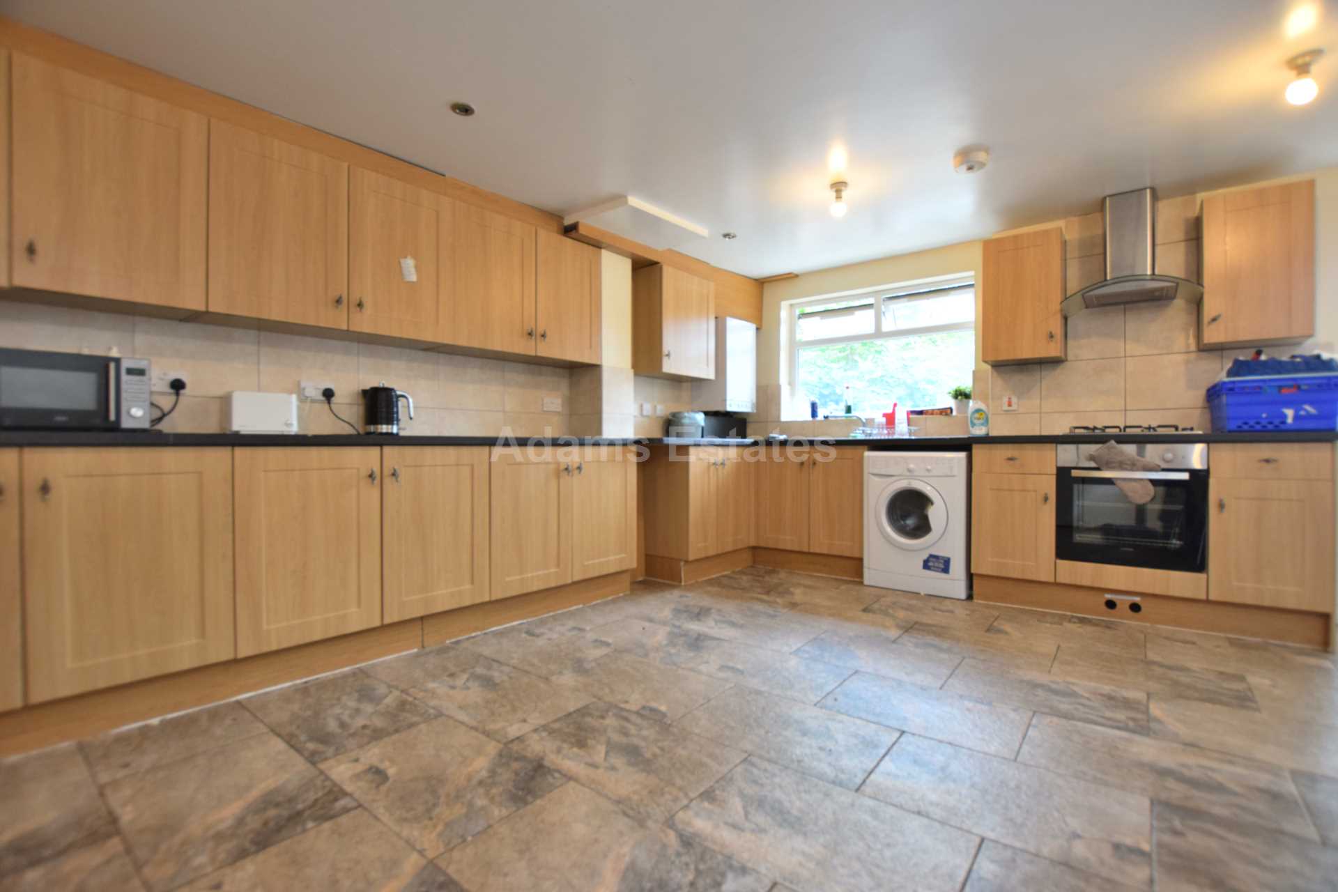 6 bed Mid Terraced House for rent in Reading. From Student Holmes - University Office
