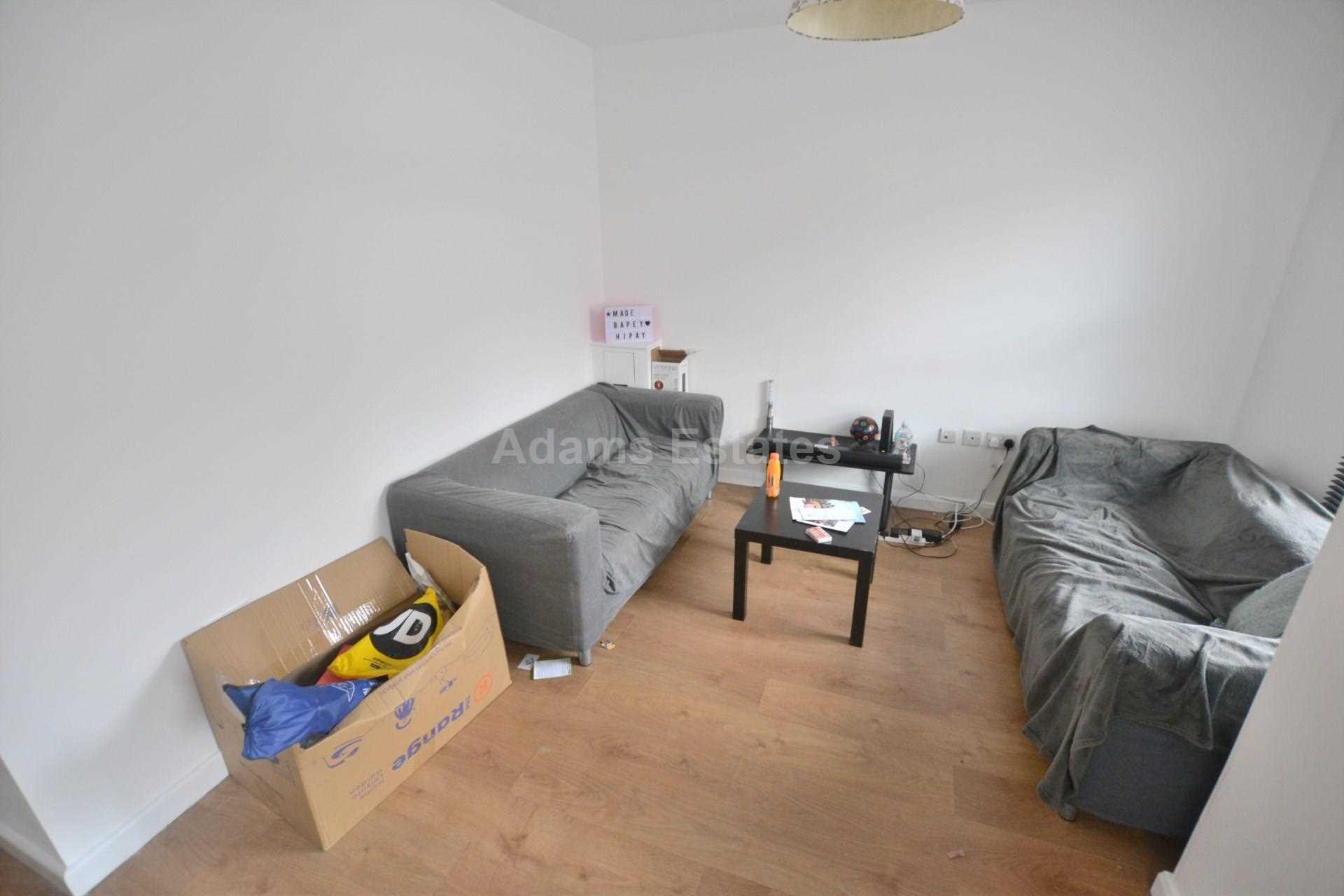 6 bed Mid Terraced House for rent in Reading. From Student Holmes - University Office