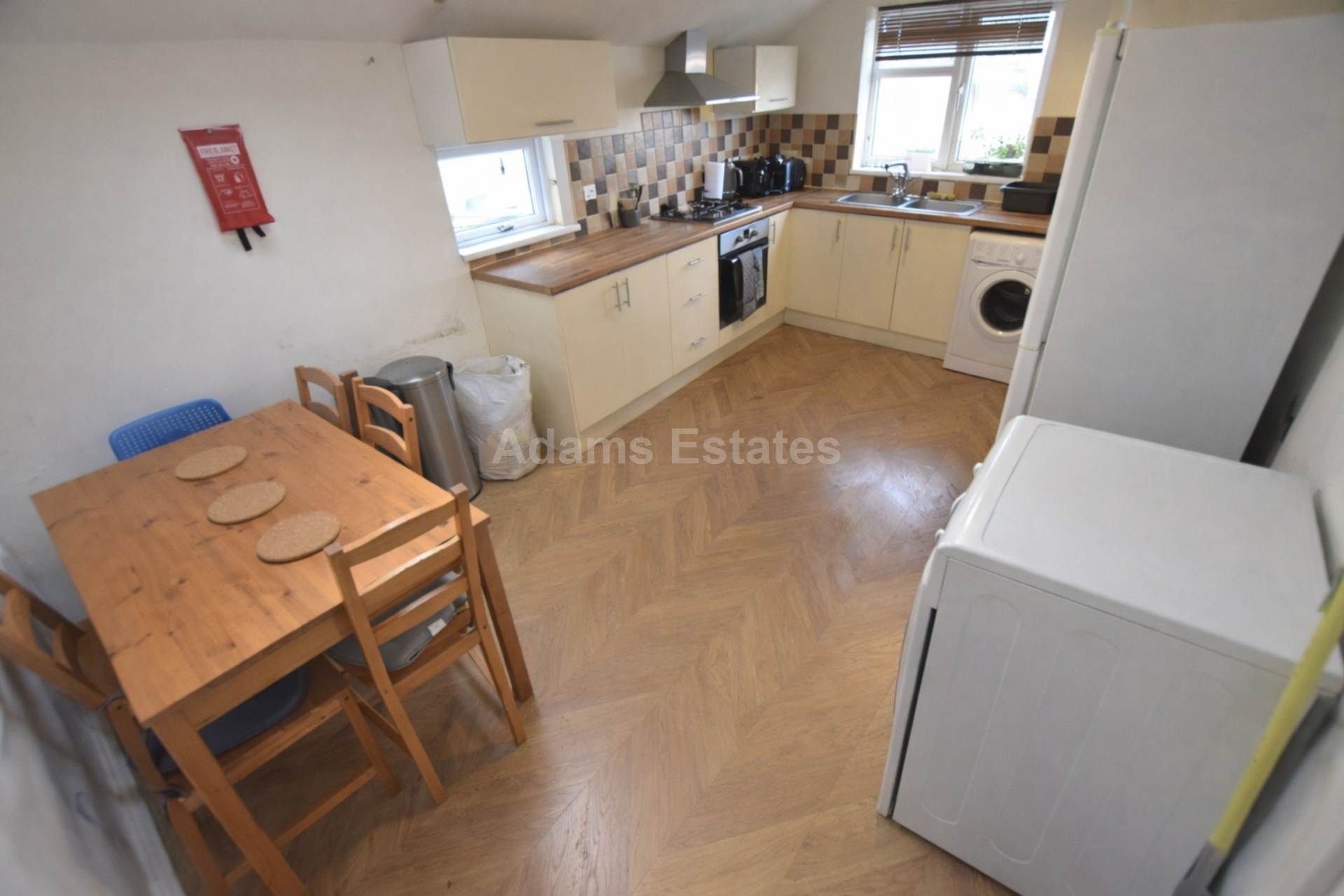 5 bed 1st Floor Flat for rent in Reading. From Student Holmes - University Office