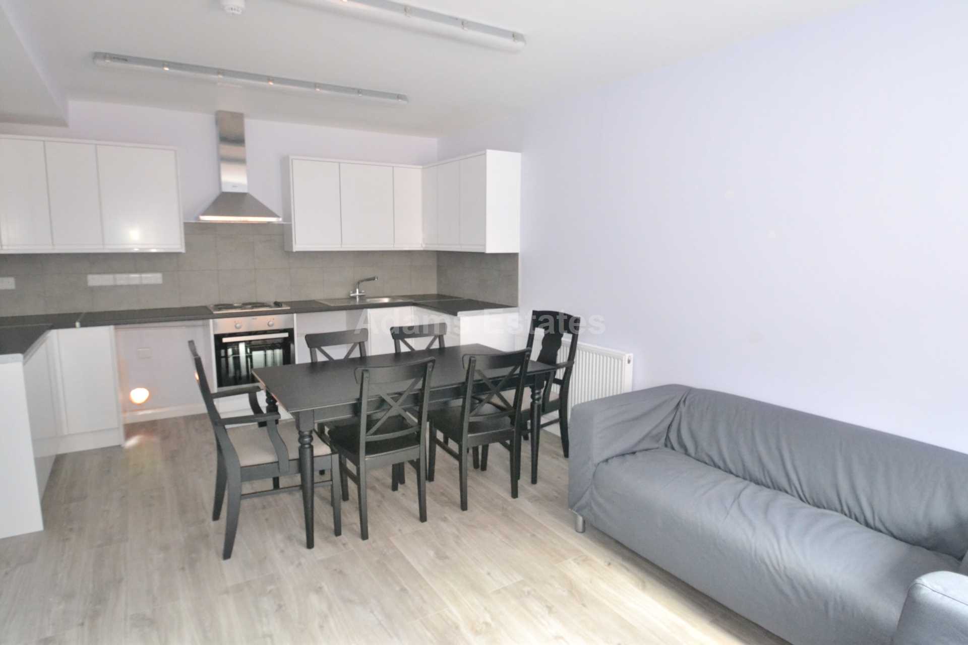 6 bed 1st Floor Flat for rent in Reading. From Student Holmes - University Office