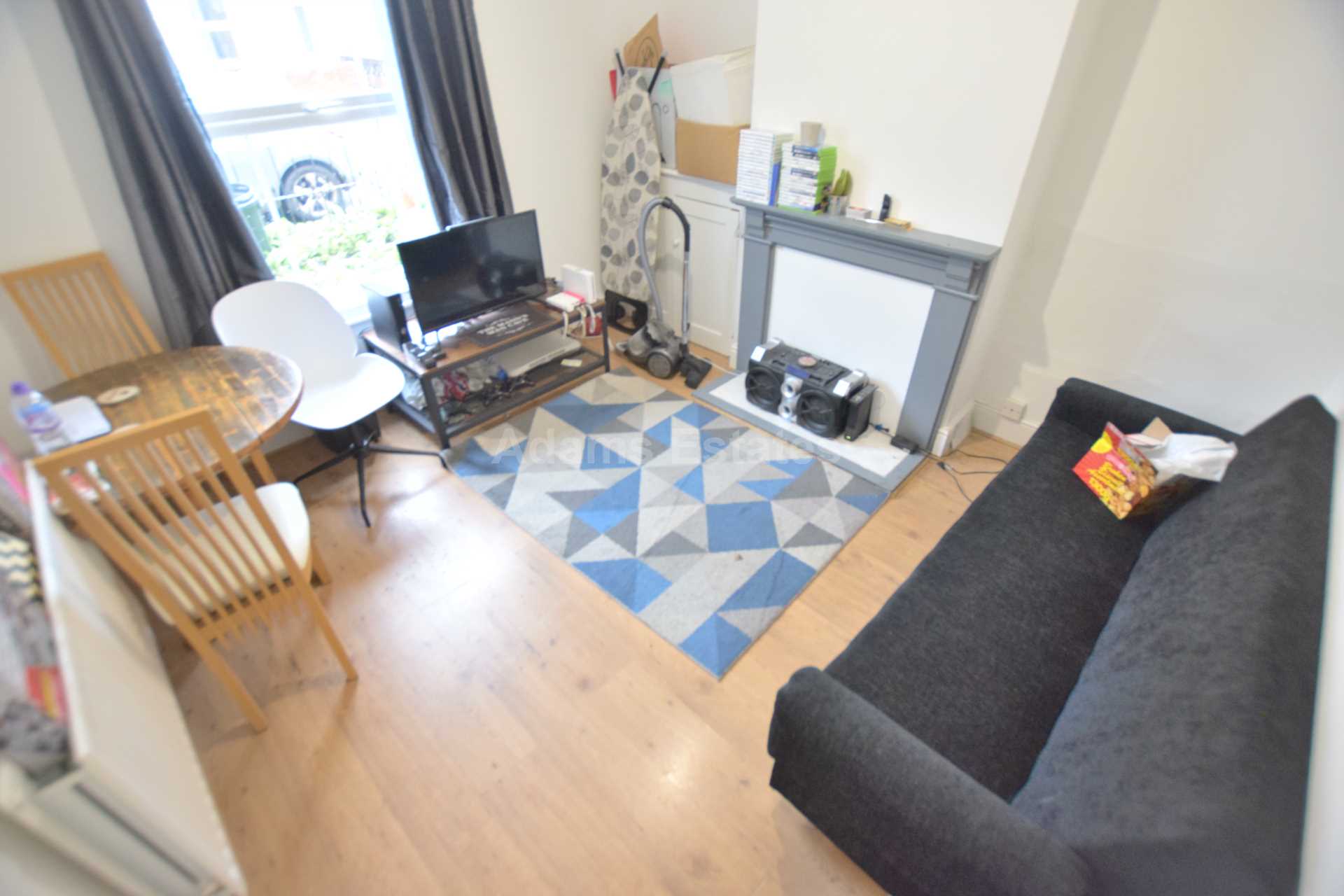 4 bed Mid Terraced House for rent in Reading. From Student Holmes - University Office