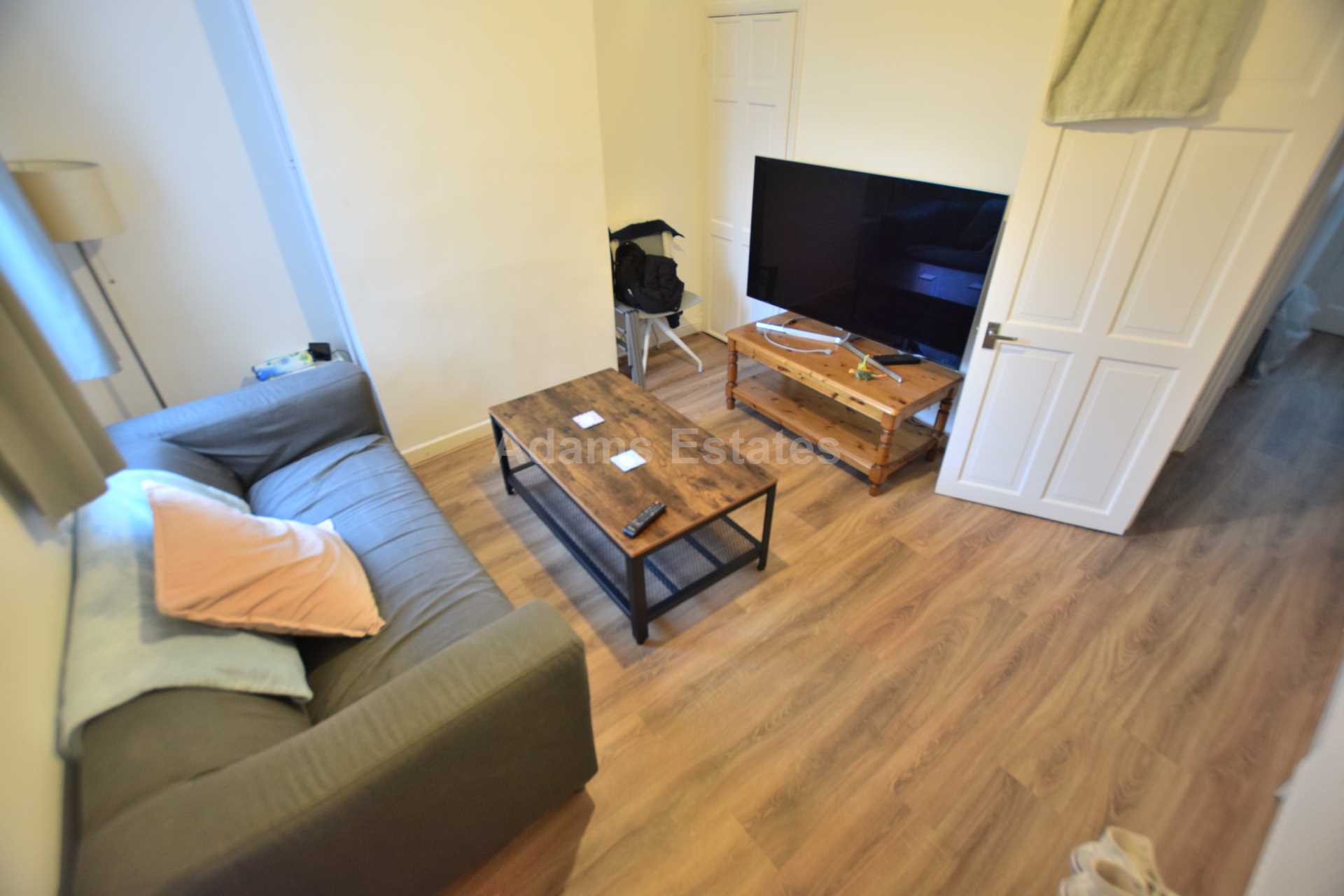 3 bed Mid Terraced House for rent in Reading. From Student Holmes - University Office