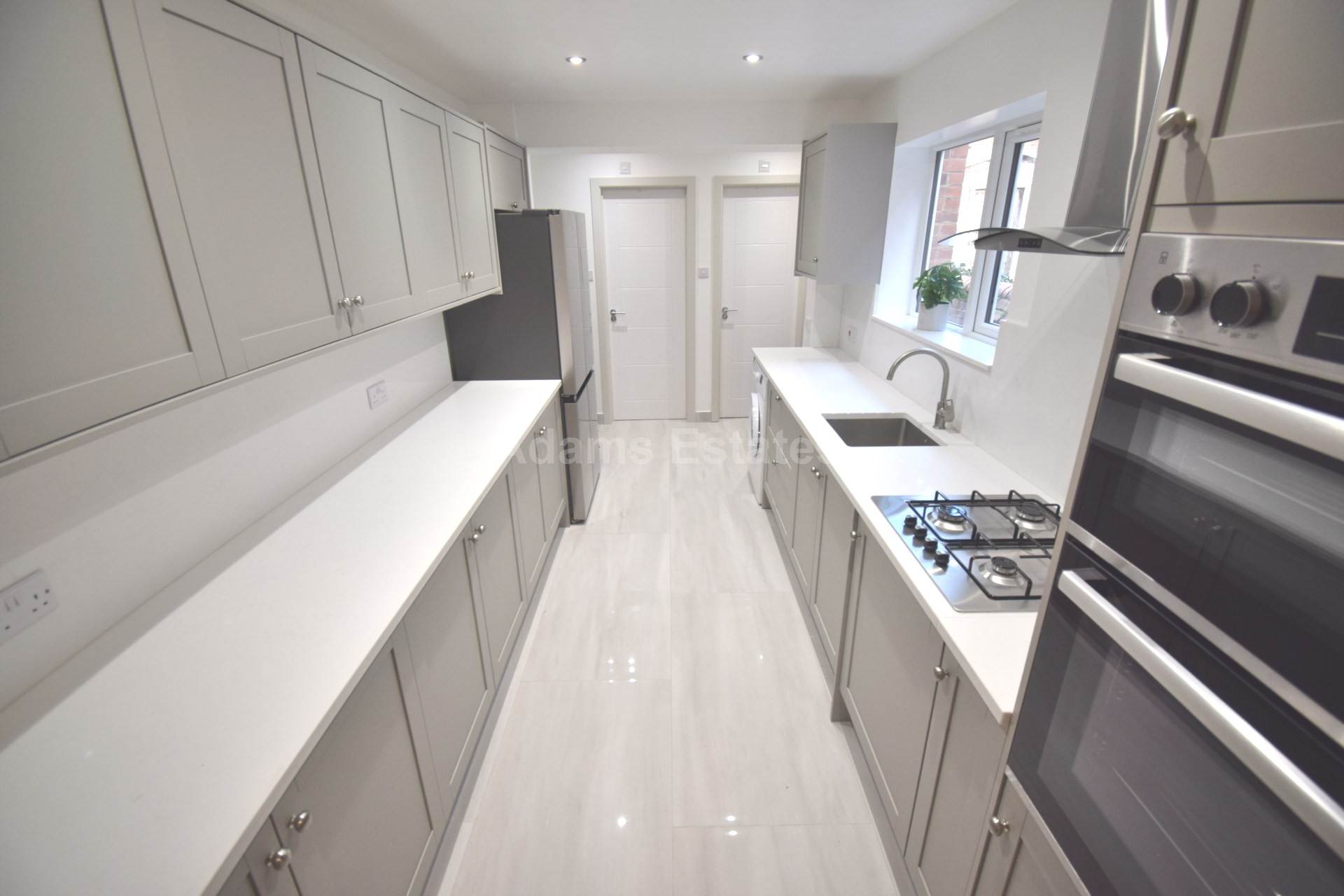 5 bed Mid Terraced House for rent in Reading. From Student Holmes - University Office