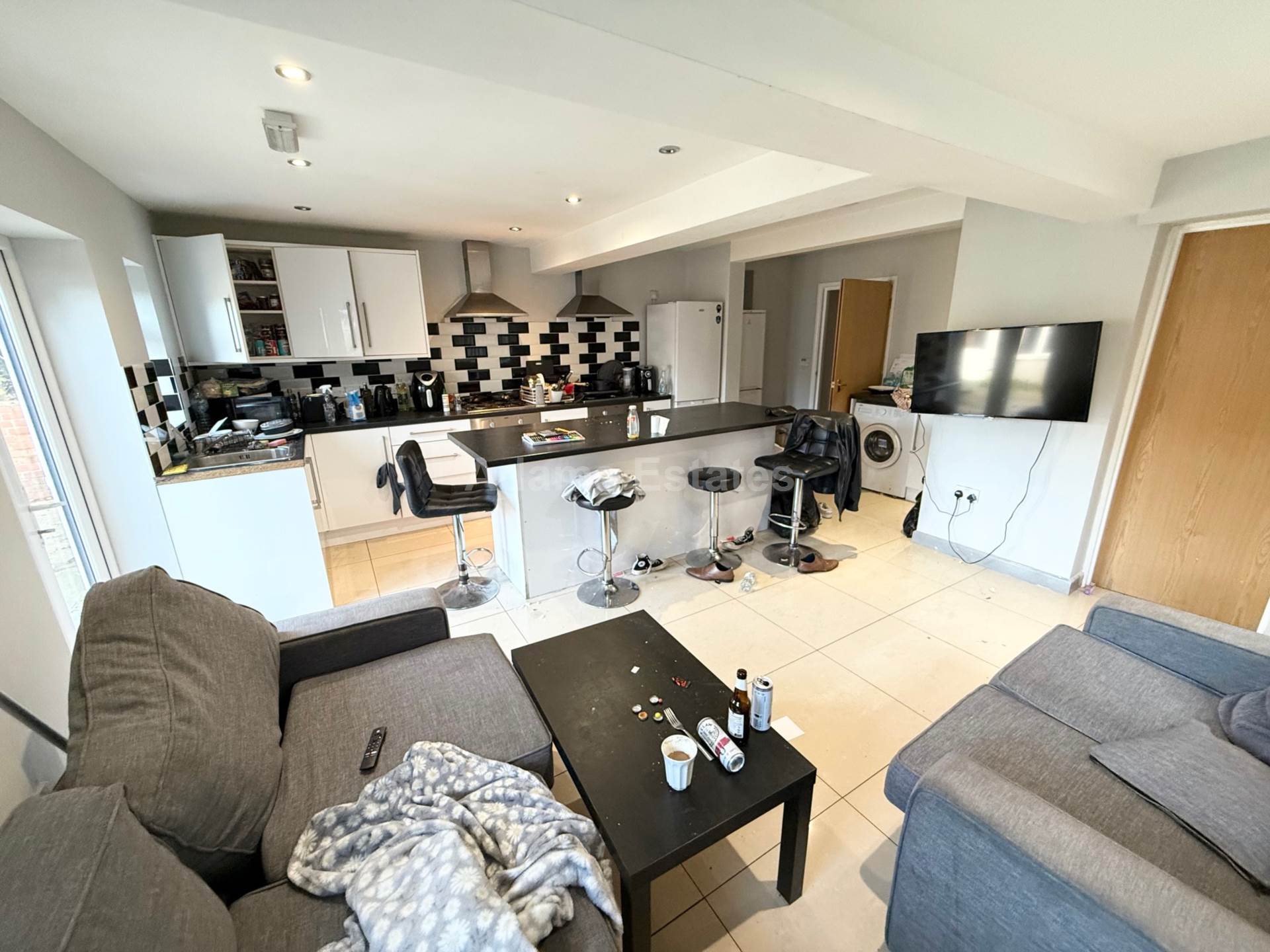 7 bed Mid Terraced House for rent in Reading. From Student Holmes - University Office
