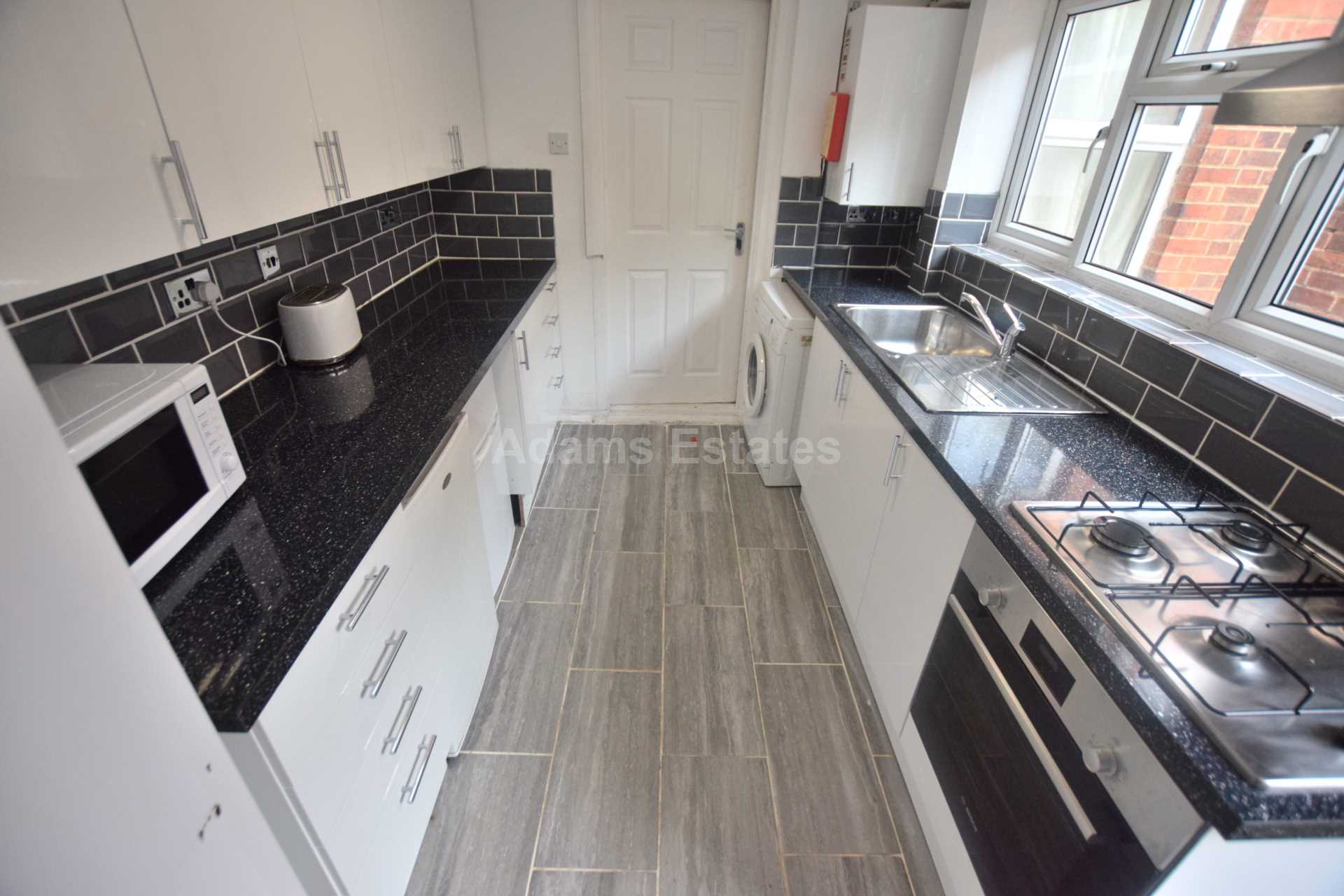 6 bed Mid Terraced House for rent in Reading. From Student Holmes - University Office