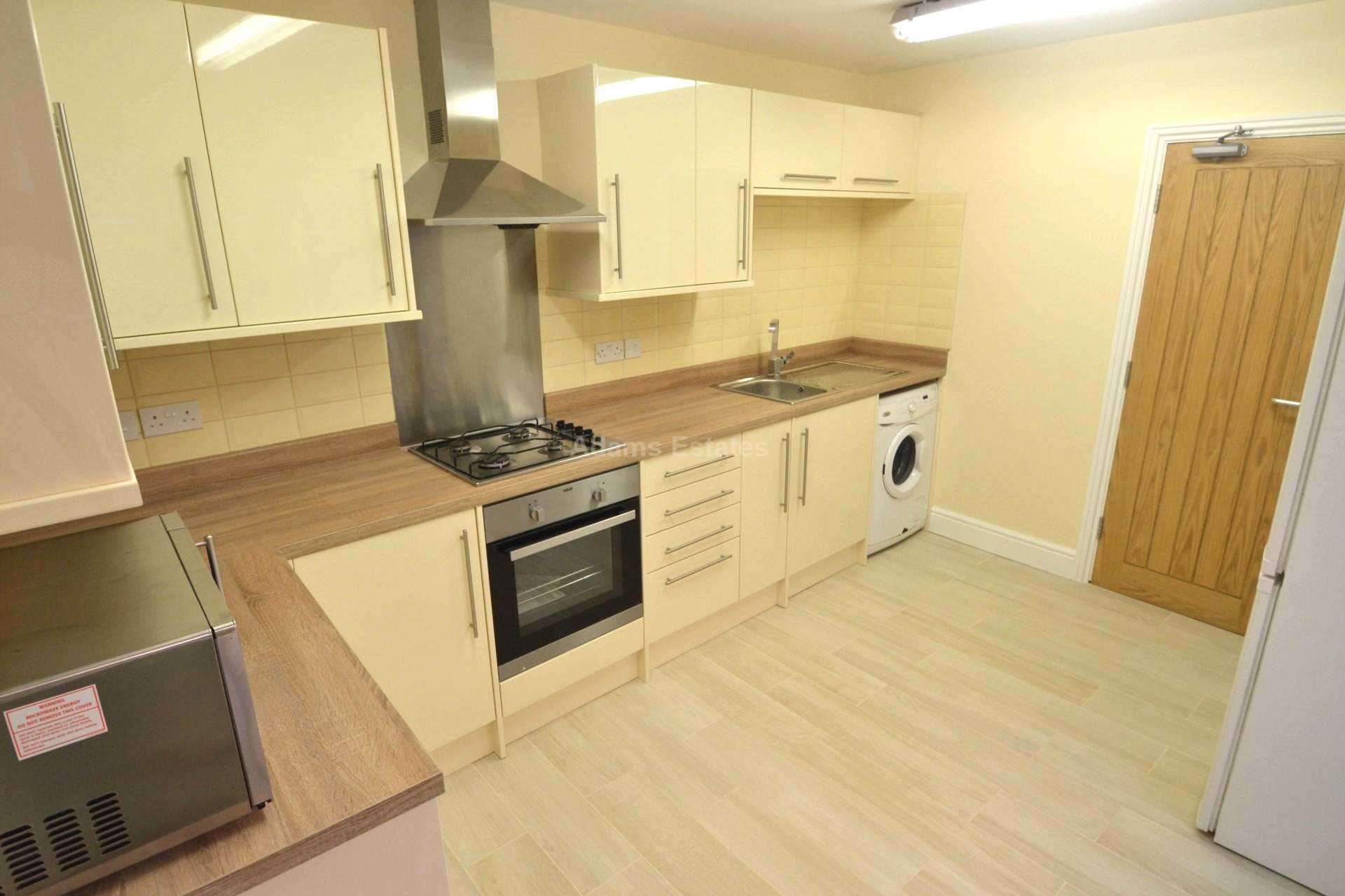 6 bed Mid Terraced House for rent in Reading. From Student Holmes - University Office
