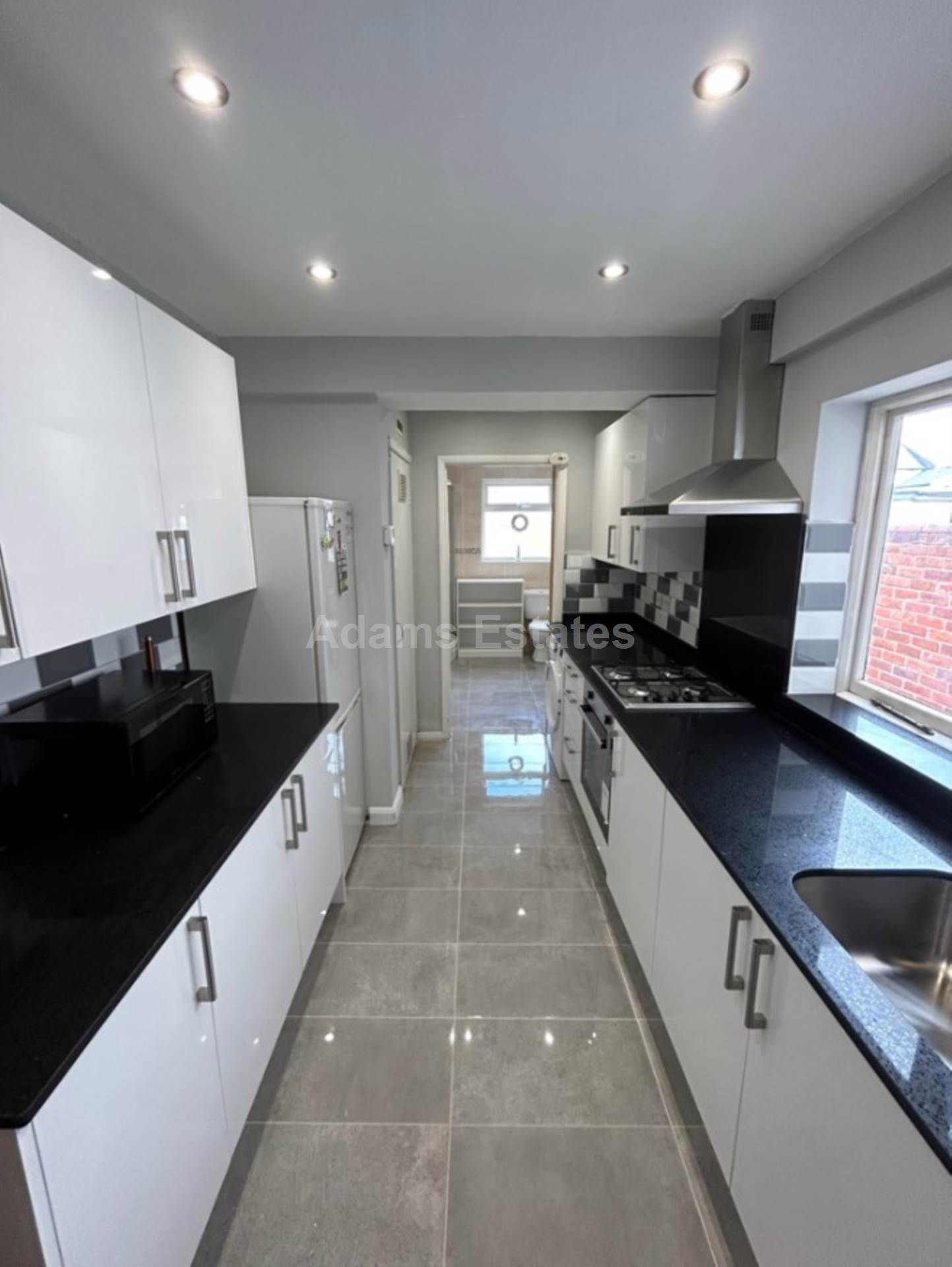 4 bed Mid Terraced House for rent in Reading. From Student Holmes - University Office