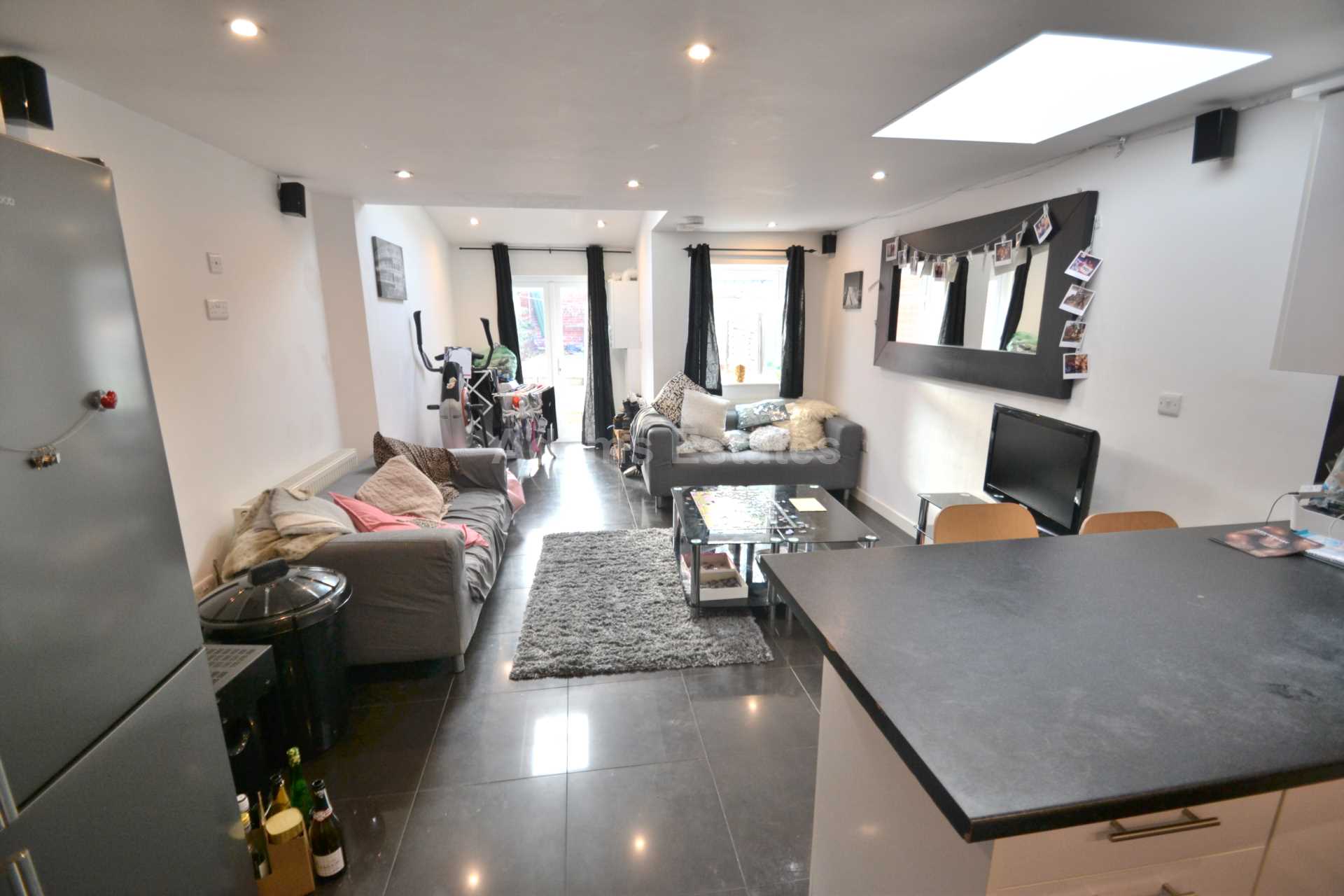6 bed Mid Terraced House for rent in Reading. From Student Holmes - University Office