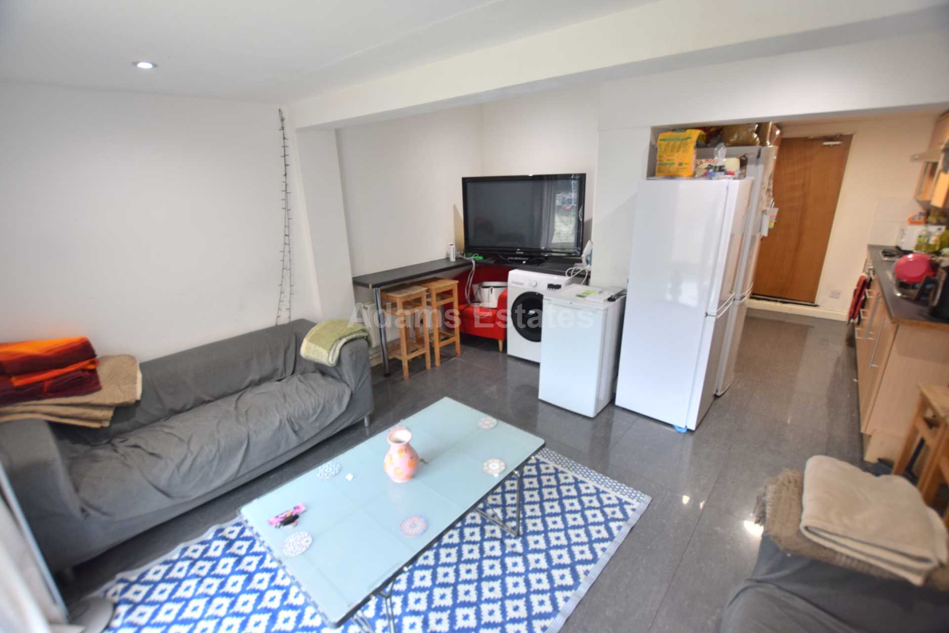 6 bed Mid Terraced House for rent in Reading. From Student Holmes - University Office