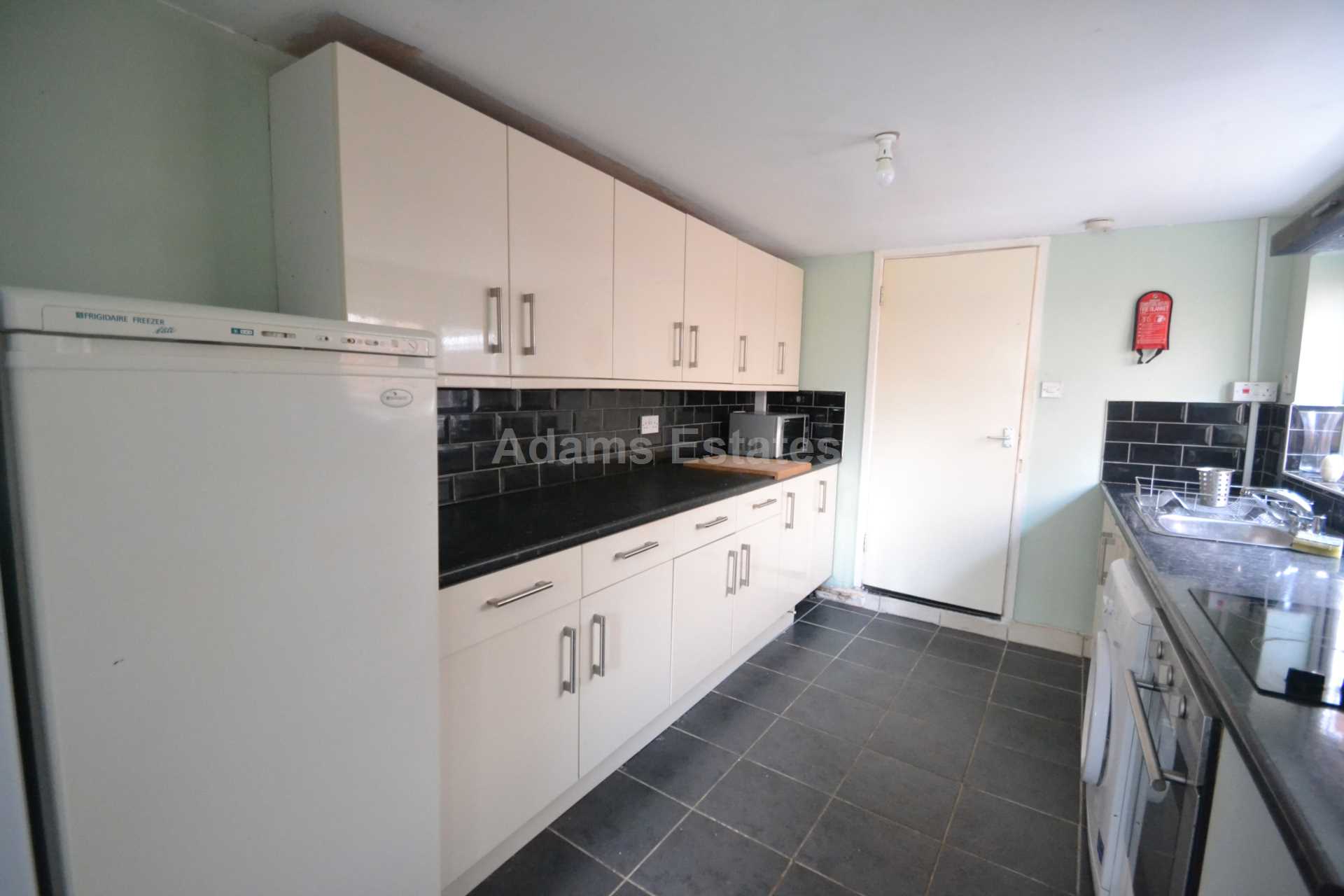 4 bed Mid Terraced House for rent in Reading. From Student Holmes - University Office