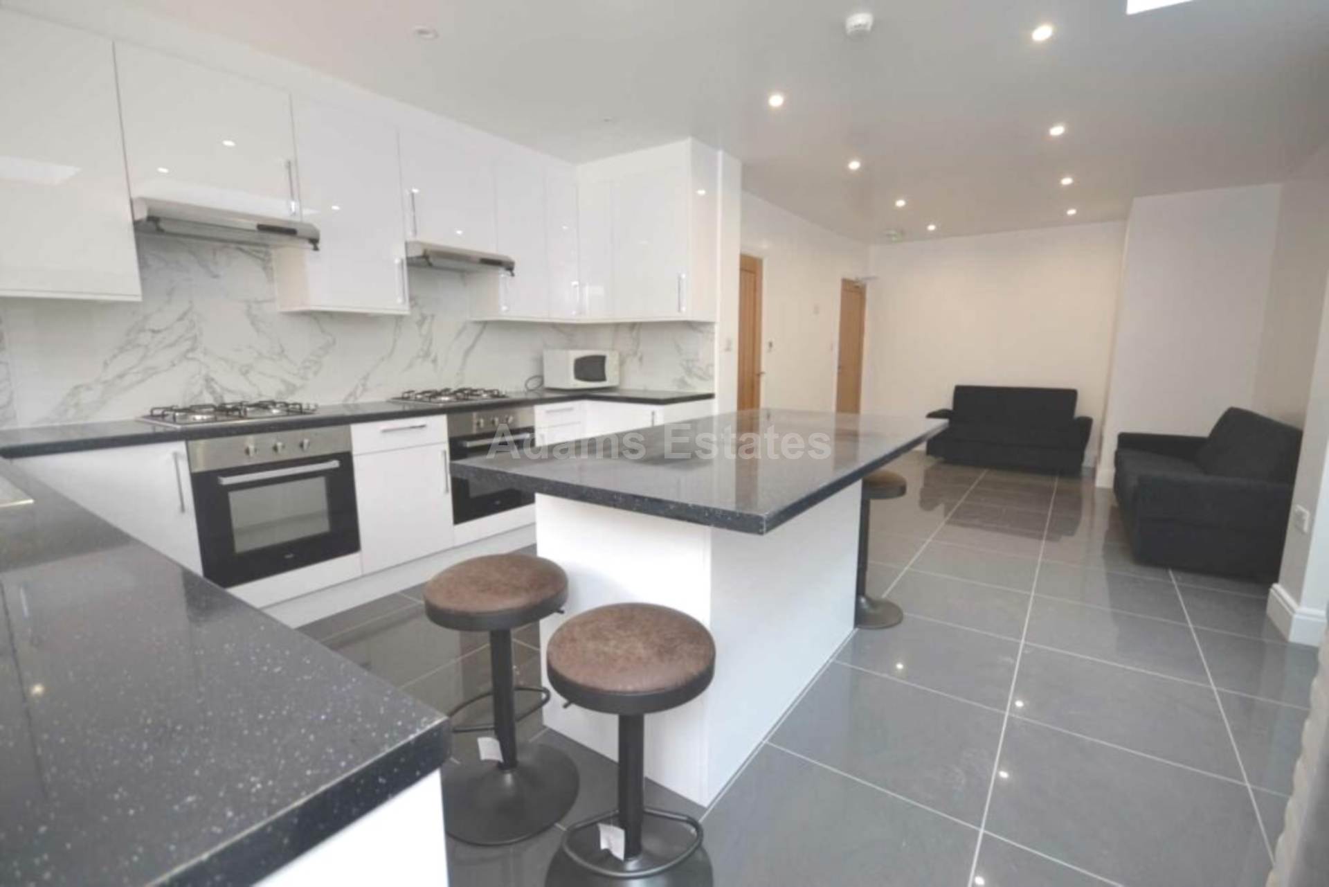 6 bed Mid Terraced House for rent in Reading. From Student Holmes - University Office