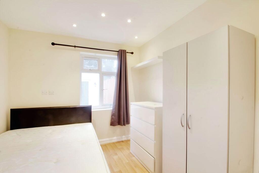 4 bed HMO for rent in Hayes. From Oakwood Estates - Iver 4 bed HMO for rent in Hayes. From Oakwood Estates - Iver