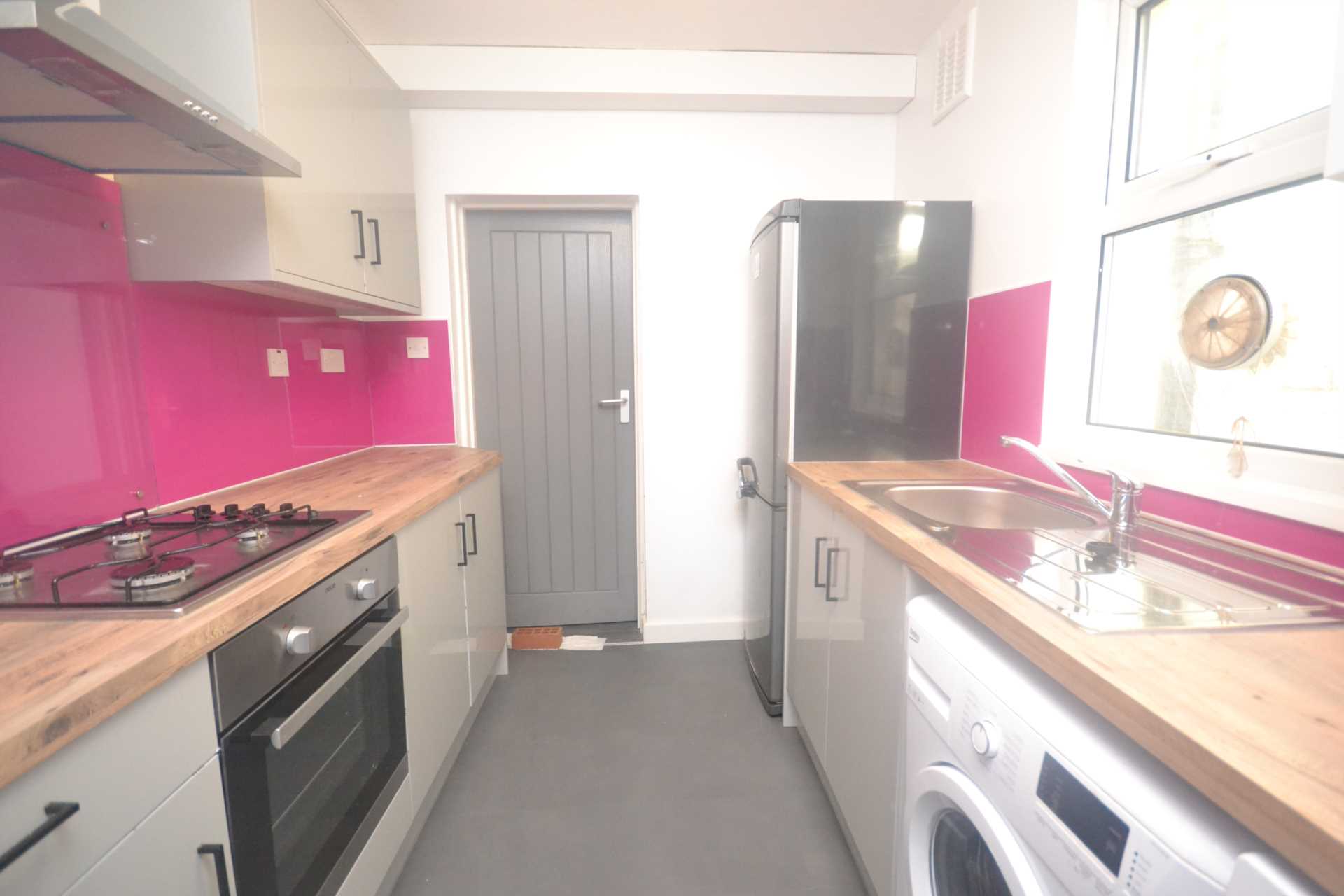 4 bed Mid Terraced House for rent in Reading. From Westgate Students