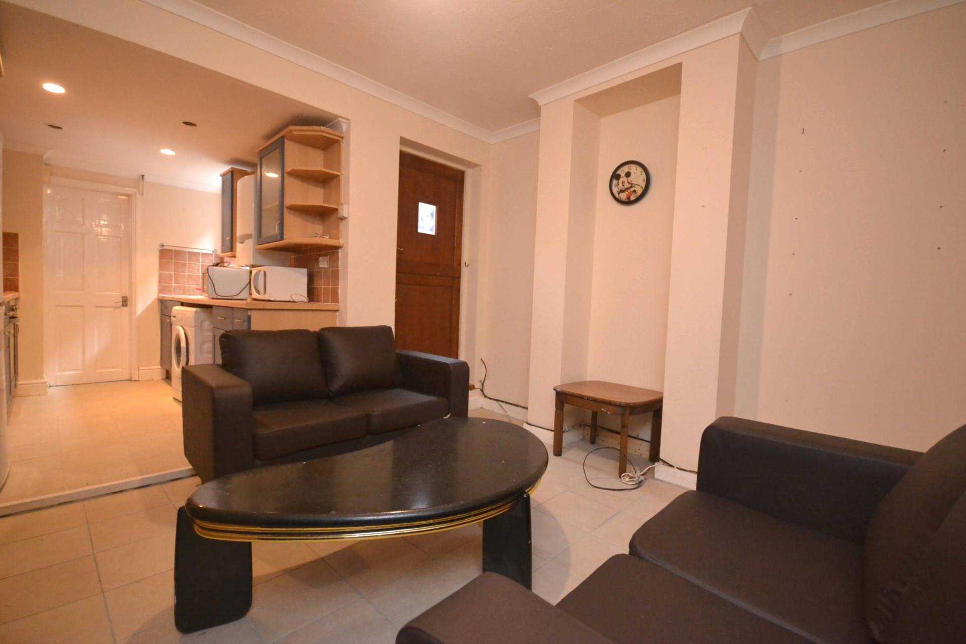 4 bed Mid Terraced House for rent in Reading. From Westgate Students