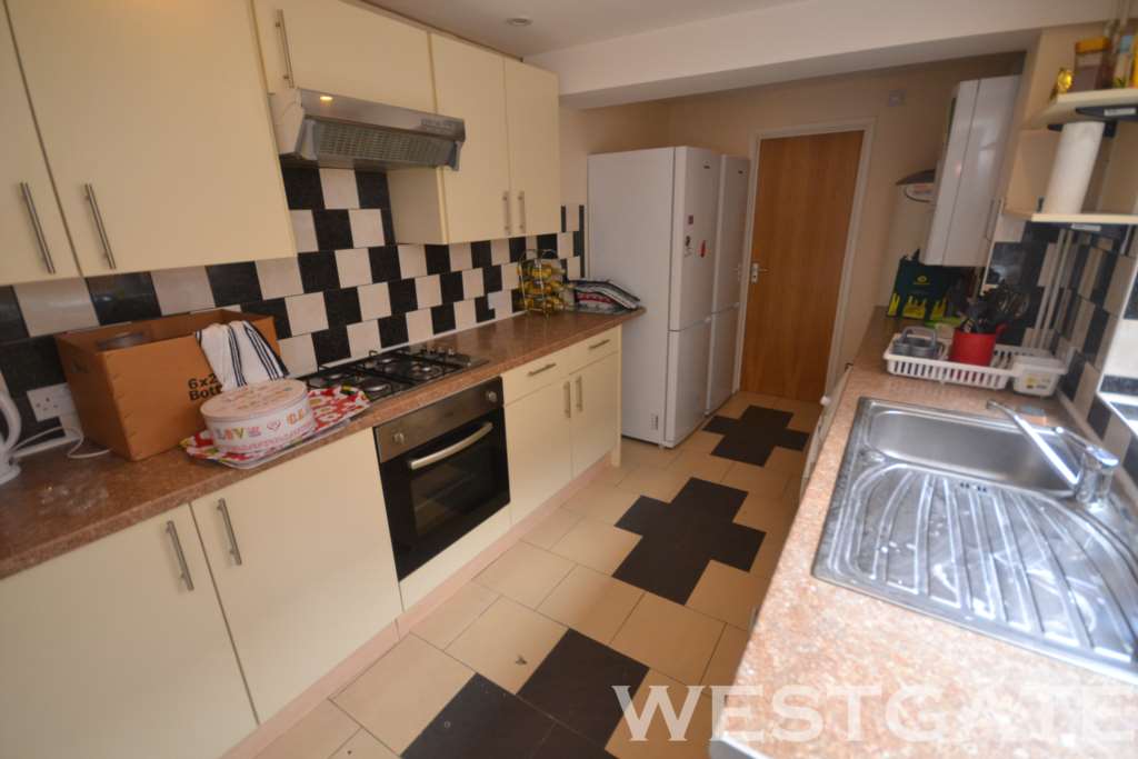 5 bed Mid Terraced House for rent in Reading. From Westgate Students