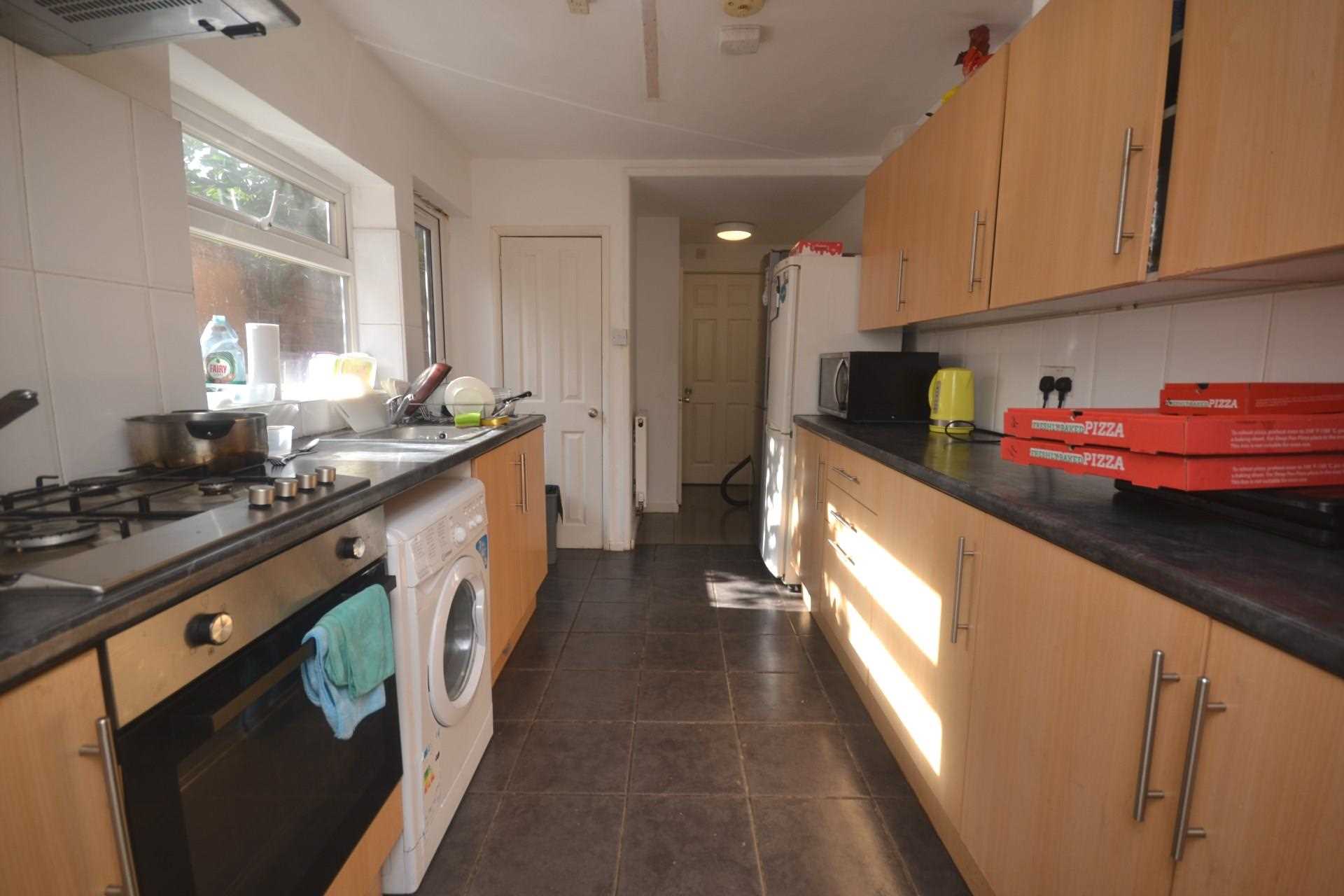 6 bed Mid Terraced House for rent in Reading. From Westgate Students