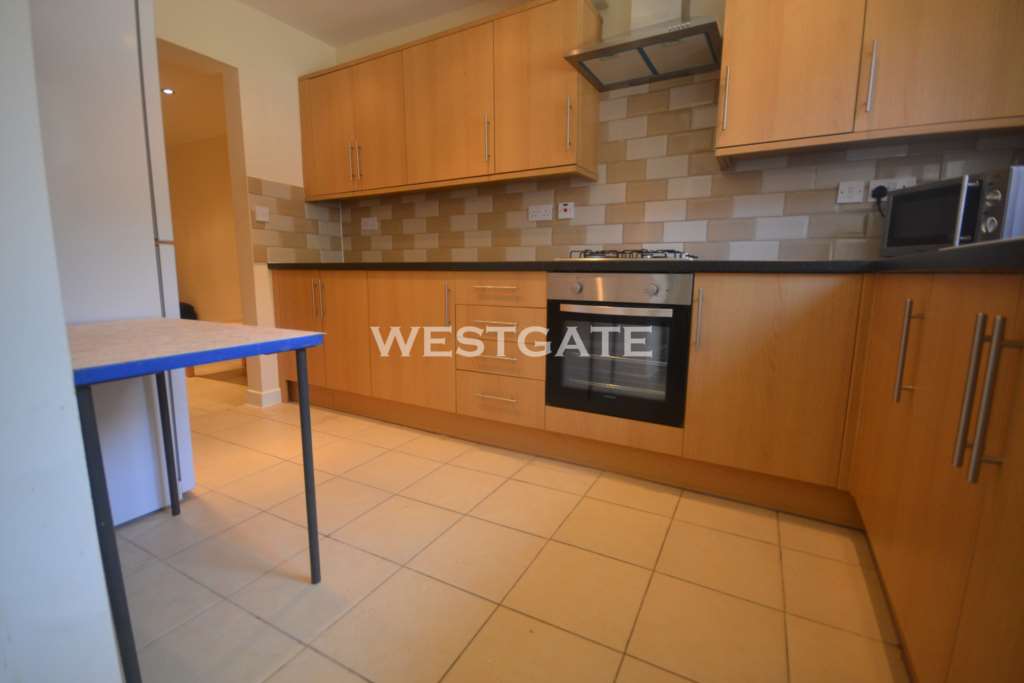 5 bed Mid Terraced House for rent in Reading. From Westgate Students