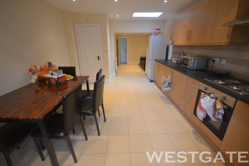 5 bed Mid Terraced House for rent in Reading. From Westgate Students