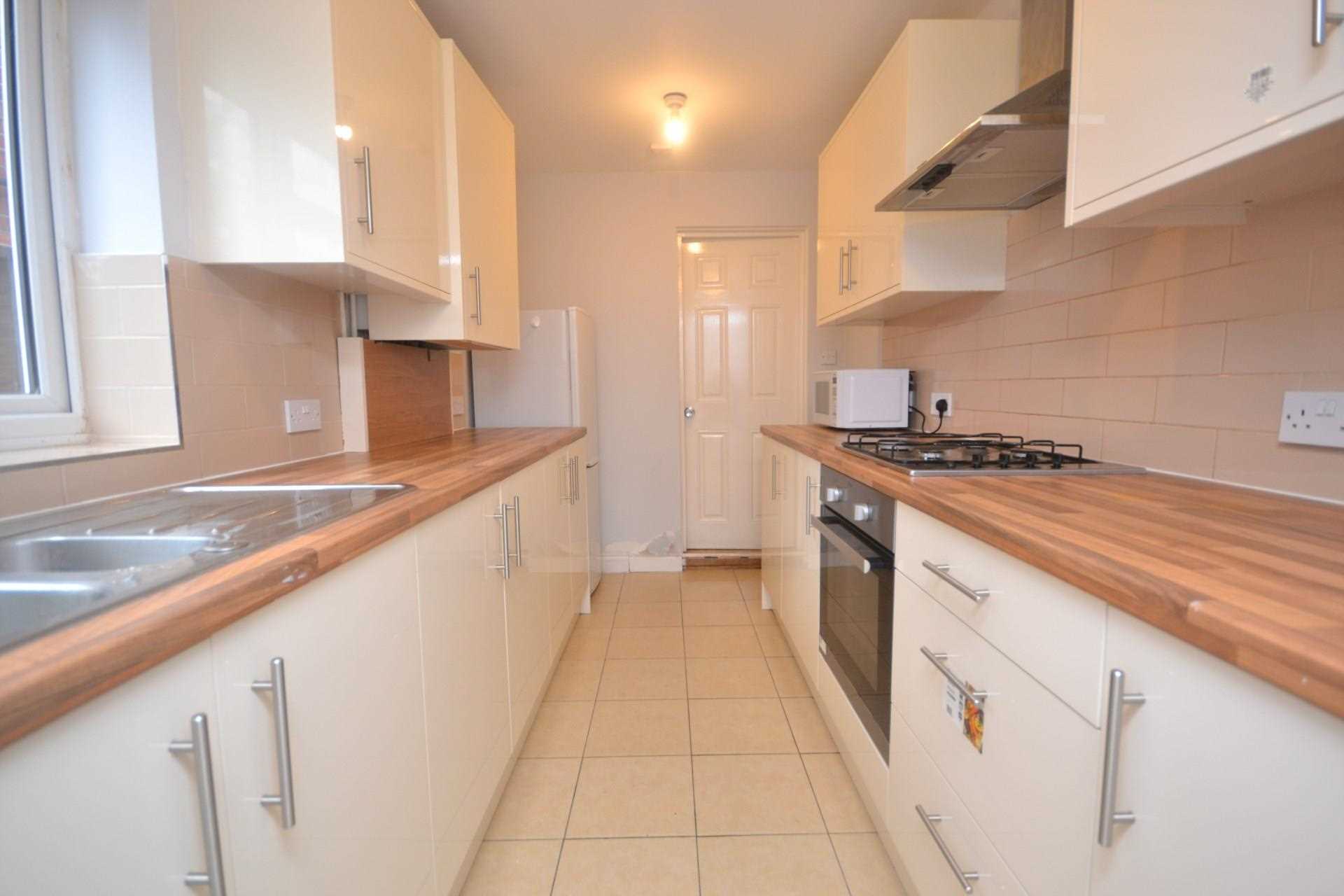 4 bed Mid Terraced House for rent in Reading. From Westgate Students