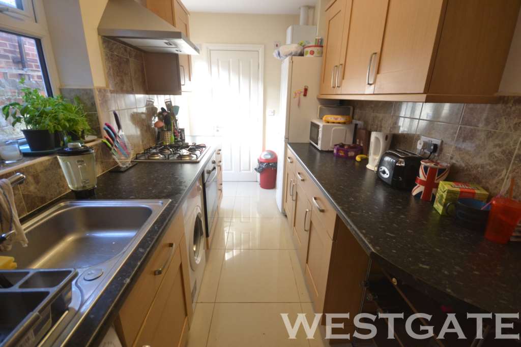 2 bed Mid Terraced House for rent in Reading. From Westgate Students