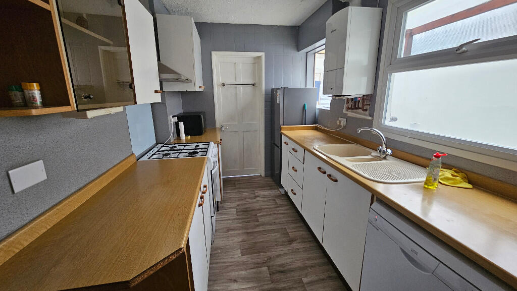 4 bed Mid Terraced House for rent in Woodley. From Cintra Estates - Reading