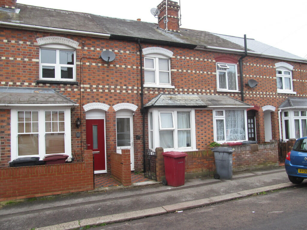 4 bed Mid Terraced House for rent in Woodley. From Cintra Estates - Reading
