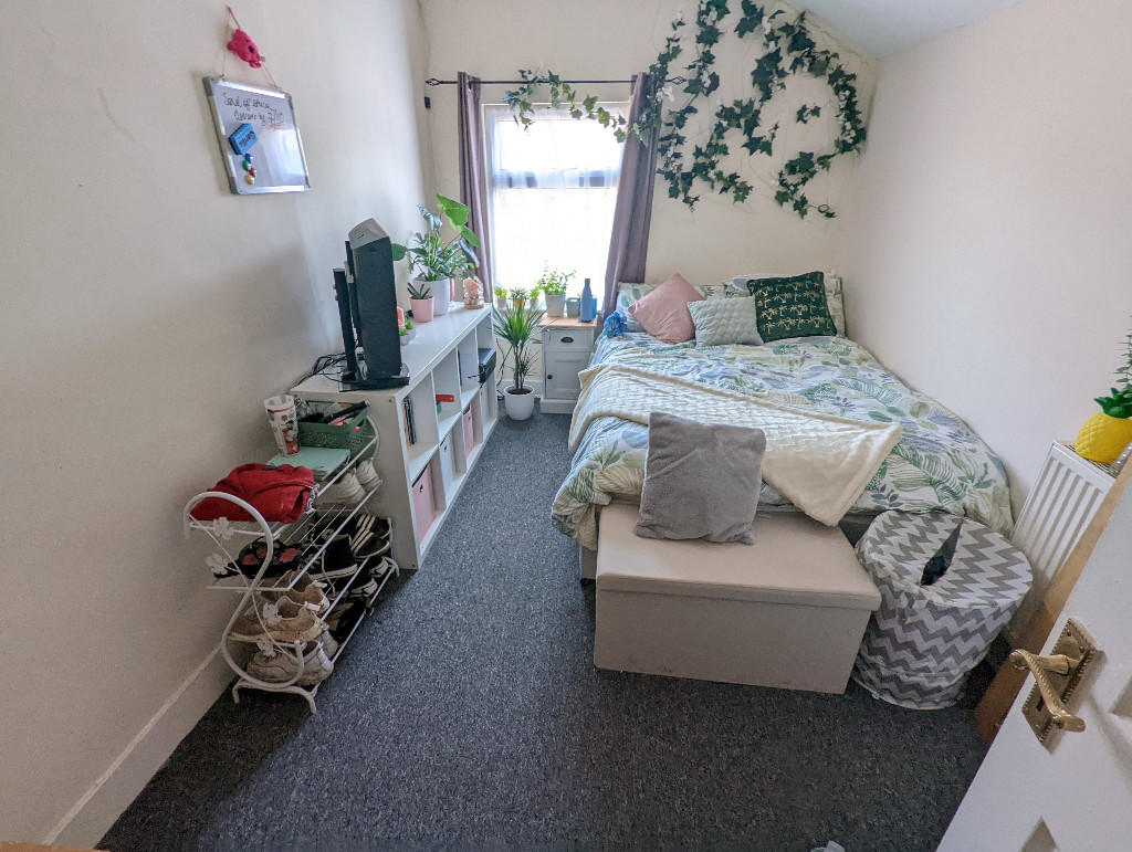 4 bed Mid Terraced House for rent in Reading. From Cintra Estates - Reading