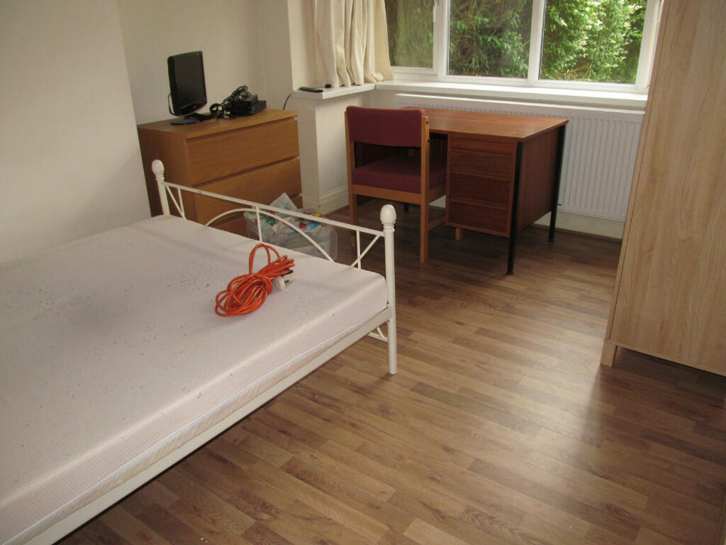 4 bed Mid Terraced House for rent in Woodley. From Cintra Estates - Reading