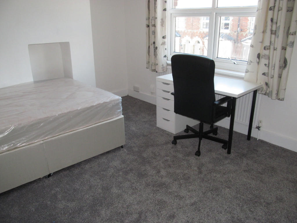 4 bed Mid Terraced House for rent in Reading. From Cintra Estates - Reading