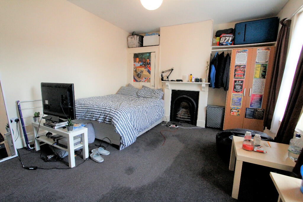 5 bed Mid Terraced House for rent in Woodley. From Cintra Estates - Reading