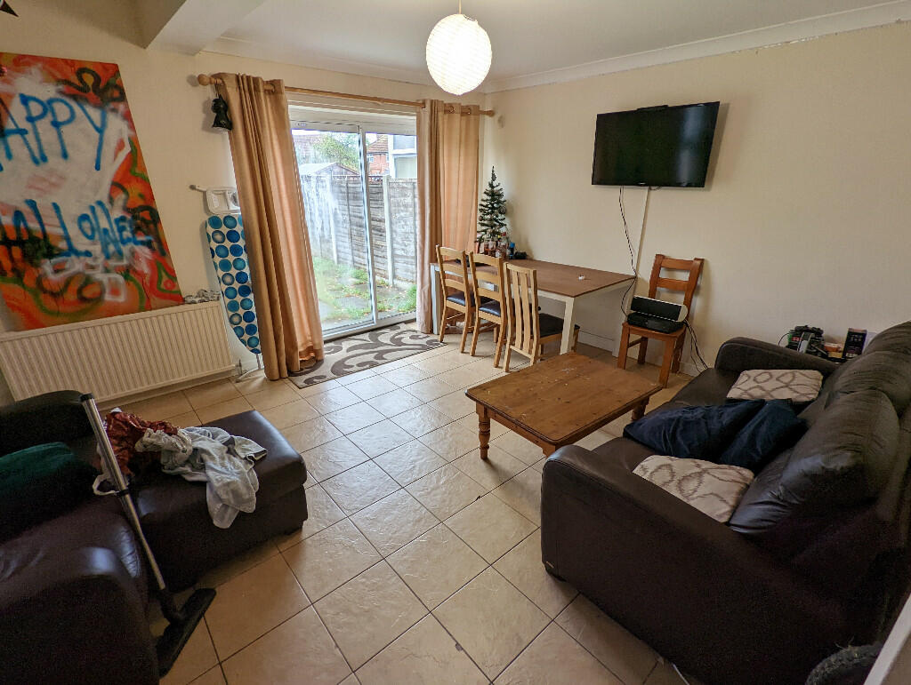 5 bed Semi Detached for rent in Shinfield. From Cintra Estates - Reading 5 bed Semi Detached for rent in Shinfield. From Cintra Estates - Reading