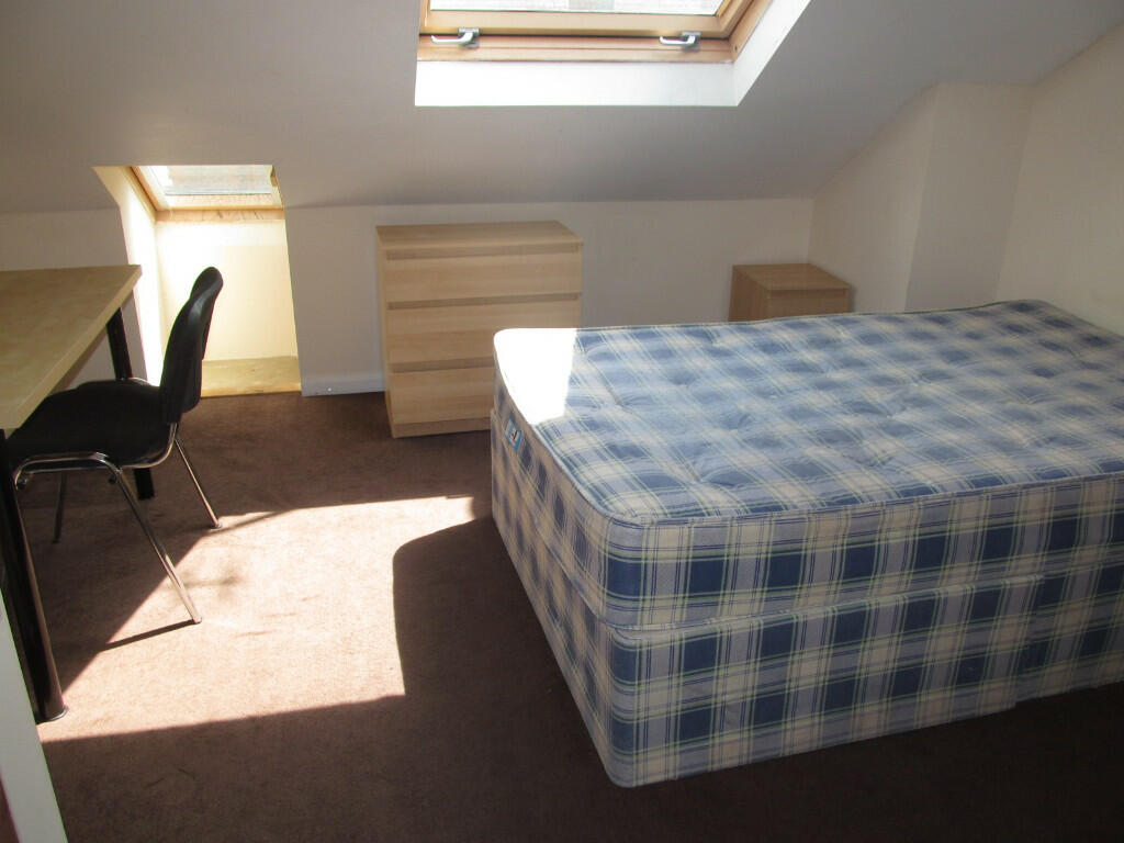 6 bed Mid Terraced House for rent in Woodley. From Cintra Estates - Reading
