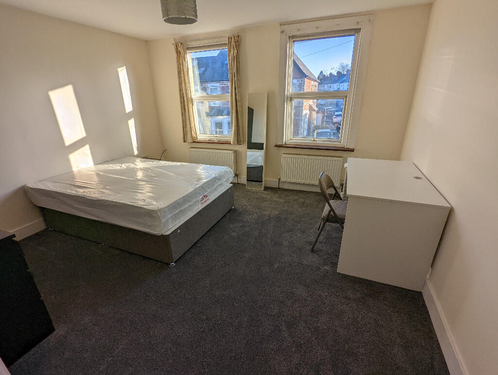 6 bed Mid Terraced House for rent in Woodley. From Cintra Estates - Reading