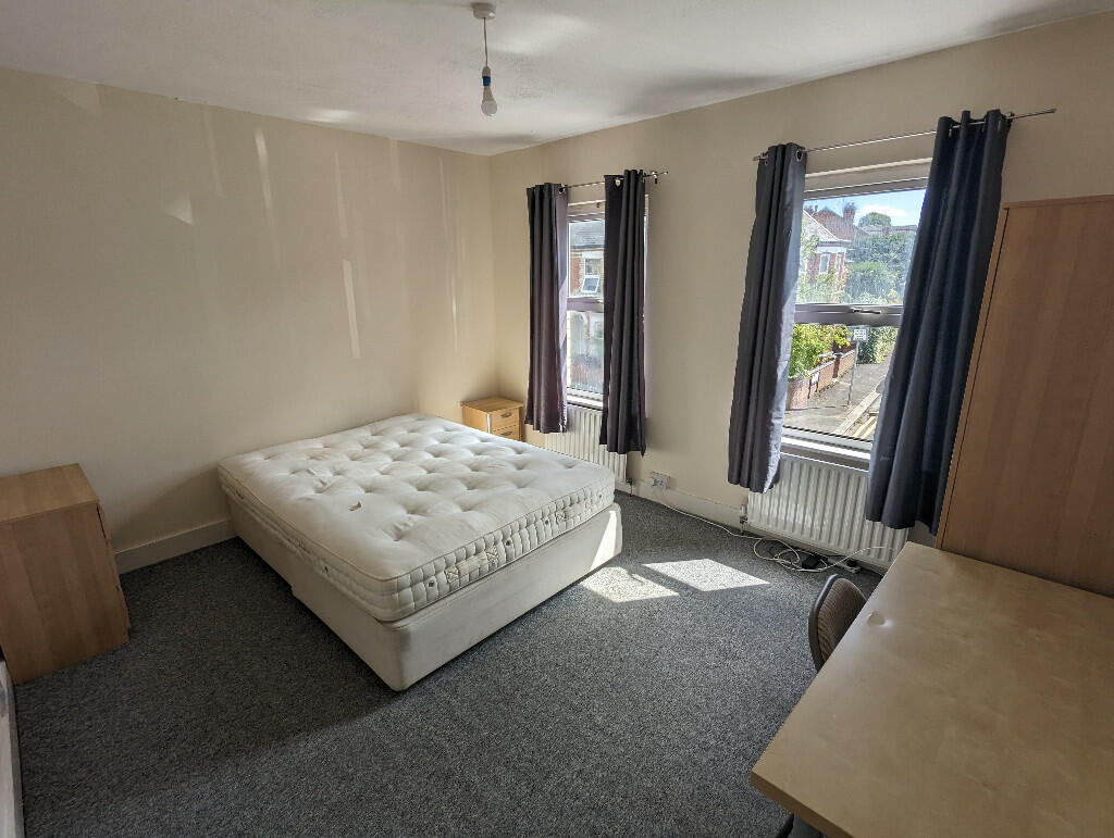 6 bed Mid Terraced House for rent in Woodley. From Cintra Estates - Reading