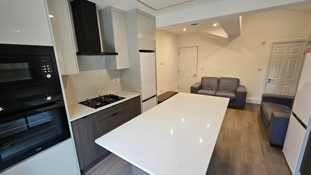 6 bed Semi Detached for rent in Woodley. From Cintra Estates - Reading