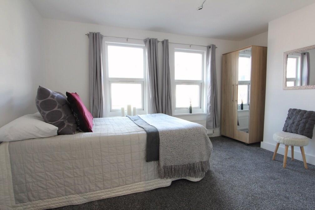 6 bed Mid Terraced House for rent in Woodley. From Cintra Estates - Reading