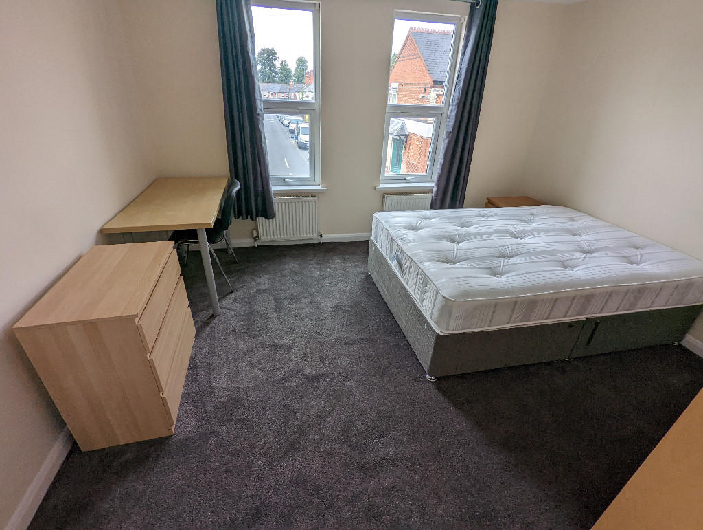 6 bed Mid Terraced House for rent in Woodley. From Cintra Estates - Reading 6 bed Mid Terraced House for rent in Woodley. From Cintra Estates - Reading