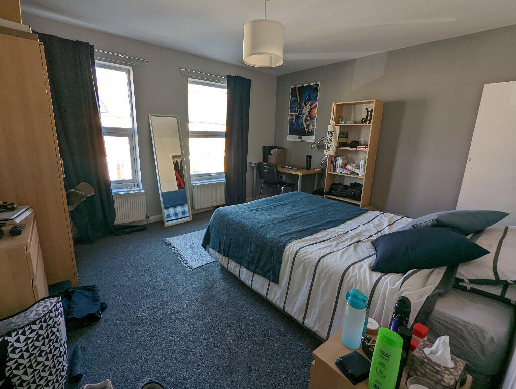 6 bed Mid Terraced House for rent in Woodley. From Cintra Estates - Reading 6 bed Mid Terraced House for rent in Woodley. From Cintra Estates - Reading