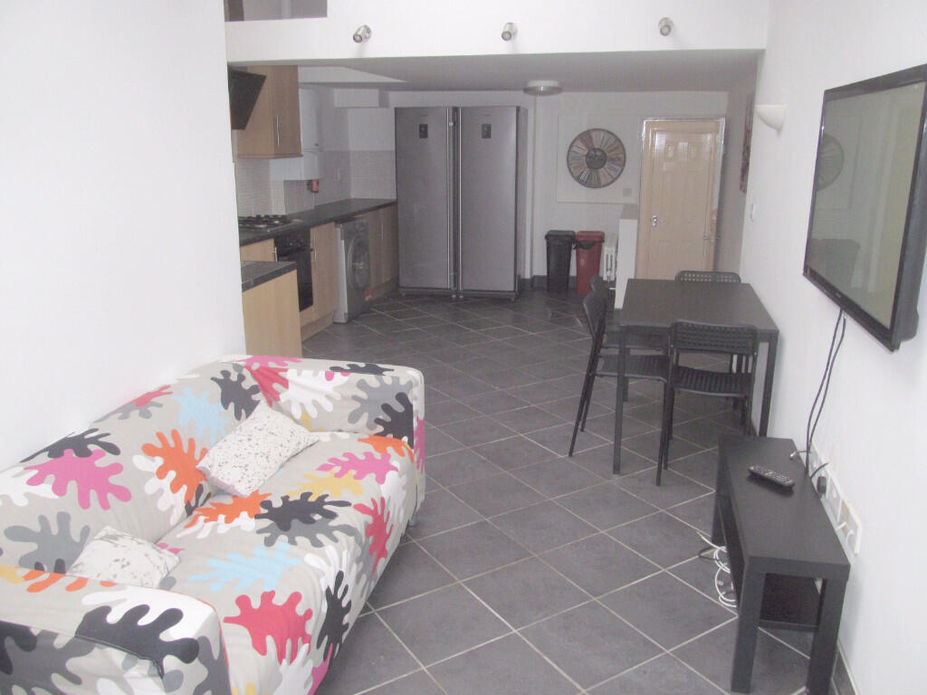 6 bed Mid Terraced House for rent in Woodley. From Cintra Estates - Reading 6 bed Mid Terraced House for rent in Woodley. From Cintra Estates - Reading
